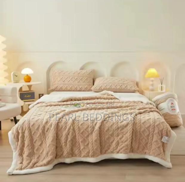 Quality Plush Comfort Sherpa Blanket And Matching Pillowcase photo 5