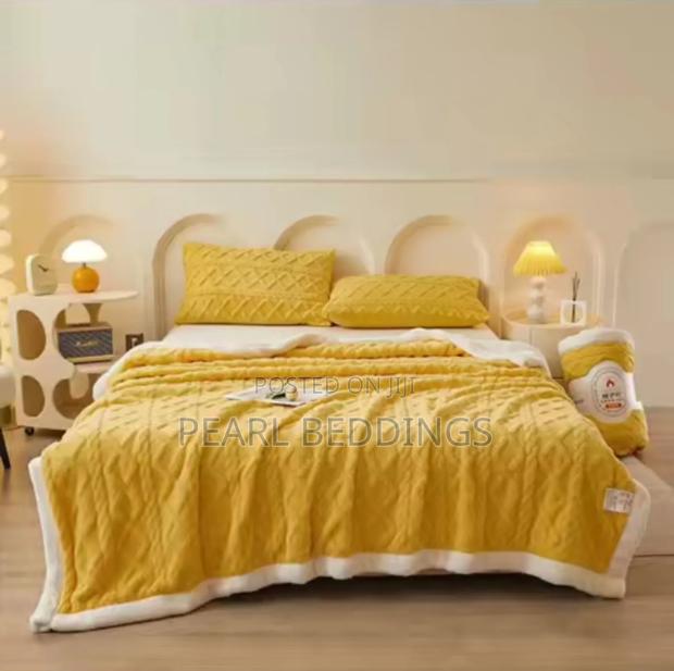 Quality Plush Comfort Sherpa Blanket And Matching Pillowcase photo 7