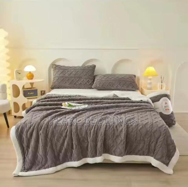 Quality Plush Comfort Sherpa Blanket And Matching Pillowcase photo 11
