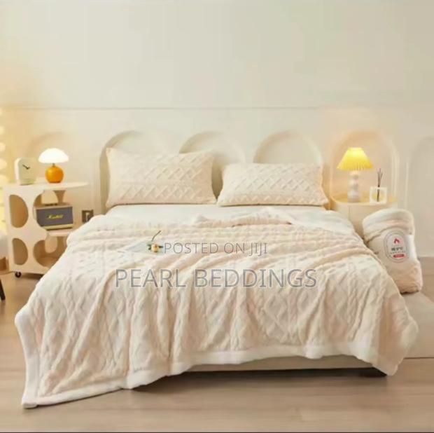 Quality Plush Comfort Sherpa Blanket And Matching Pillowcase photo 17