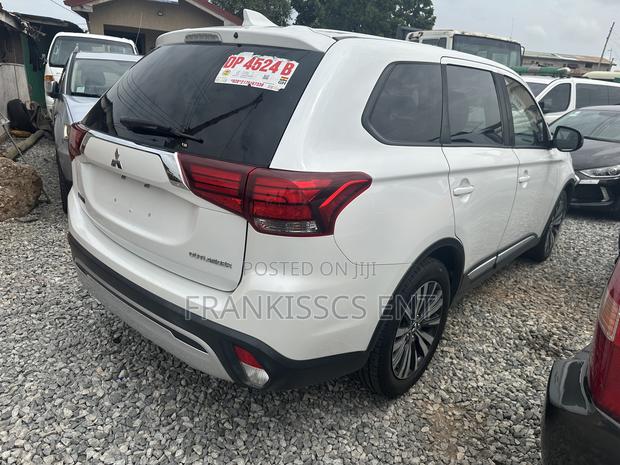 Mitsubishi Outlander 2.0 PHEV AWD 2019 White photo 8