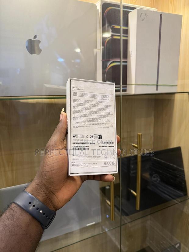 New Apple iPhone 16 Pro 256 GB Gold photo 4