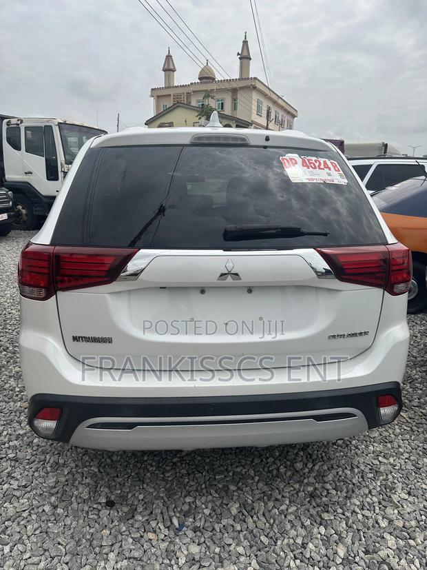 Mitsubishi Outlander 2.0 PHEV AWD 2019 White photo 5