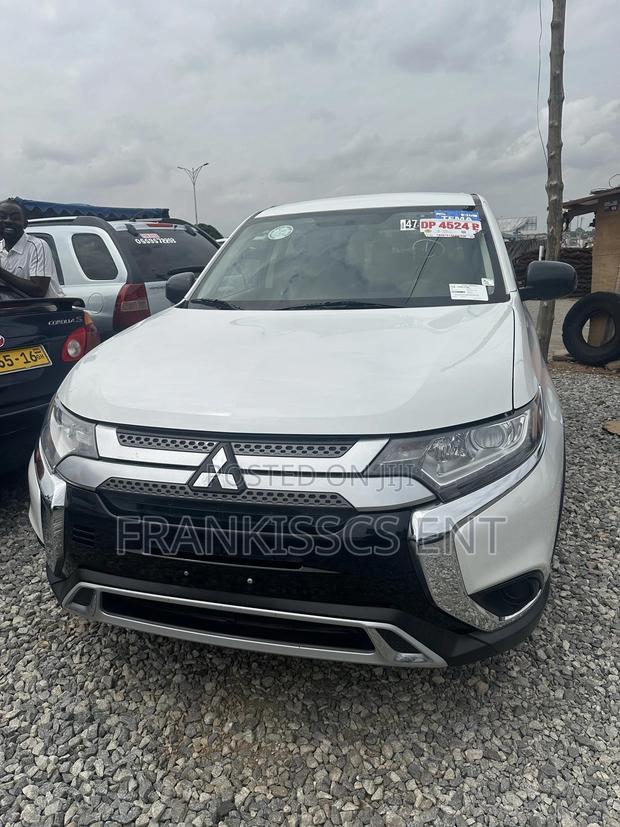 Mitsubishi Outlander 2.0 PHEV AWD 2019 White photo 2