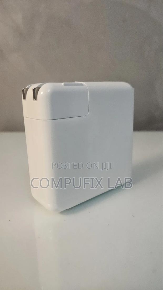 Apple 61w Usb-C Power Adapter photo 5