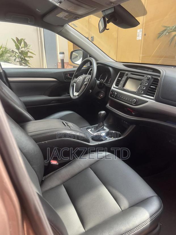 Toyota Highlander LE 2019 Burgundy