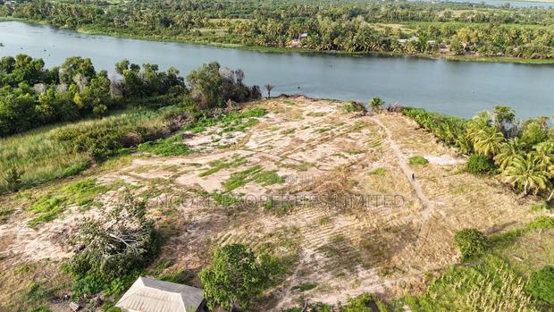 River Front Land in Ada · Photo 1