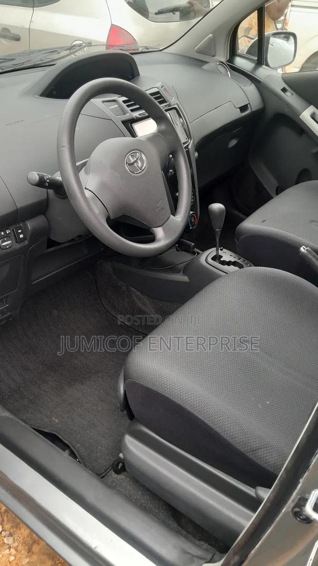Toyota Vitz 1.3 AWD 5dr 2010 Gray