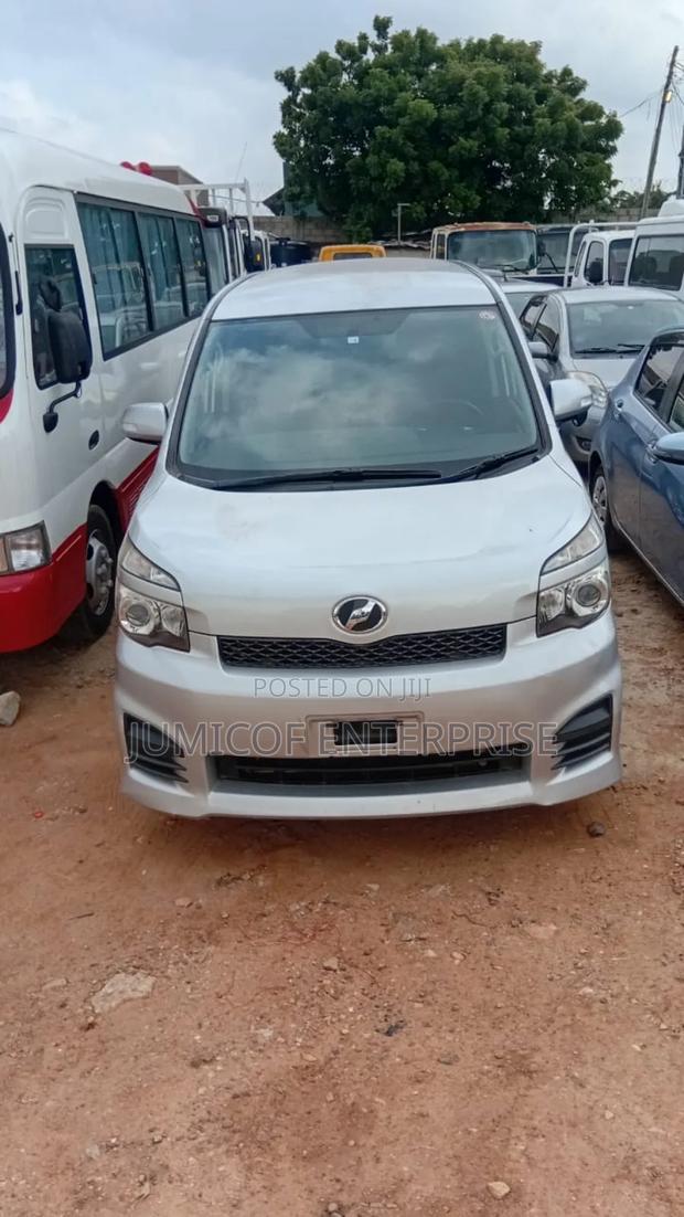 Toyota Voxy 2011 Silver