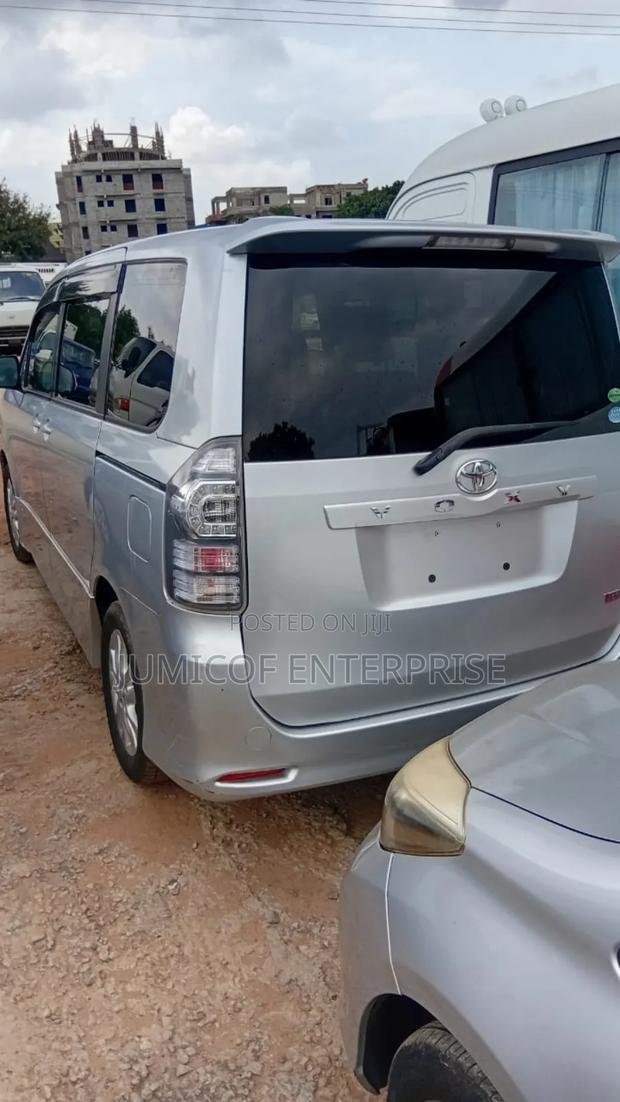 Toyota Voxy 2011 Silver
