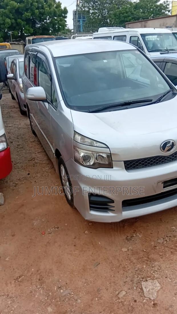 Toyota Voxy 2011 Silver