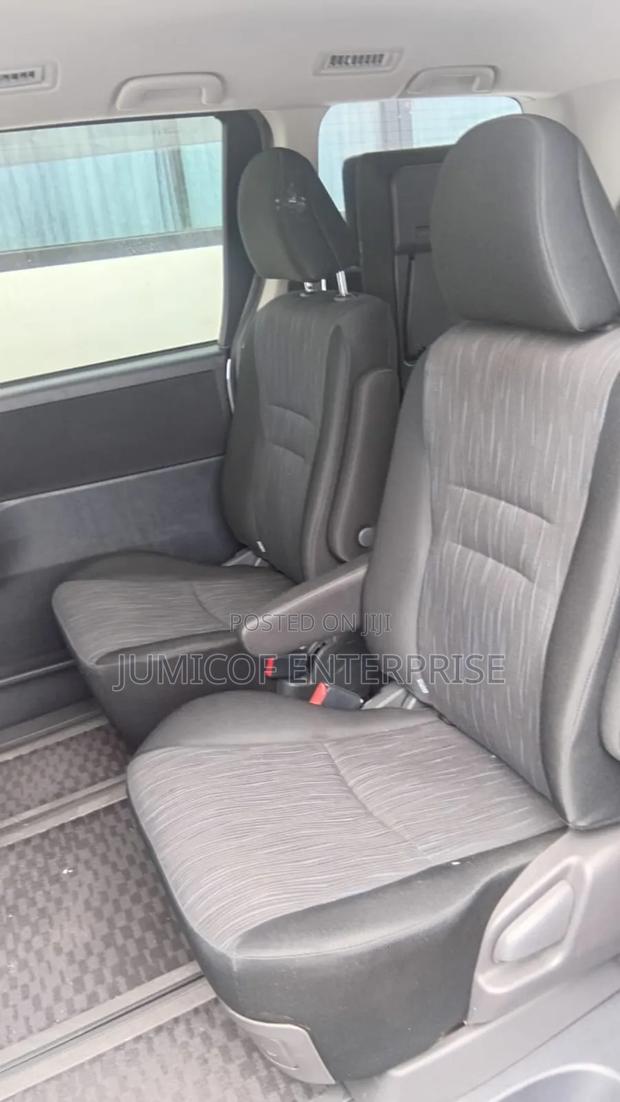 Toyota Voxy 2011 Silver