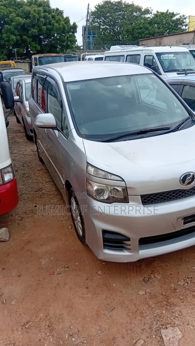 Toyota Voxy 2011 Silver