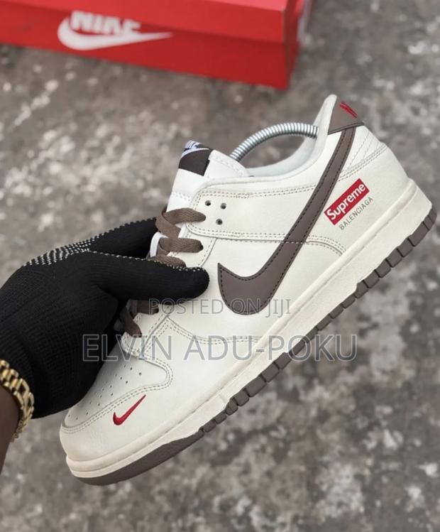 Nike Supreme Sb Dunk Low “ Beige “ · Photo 4