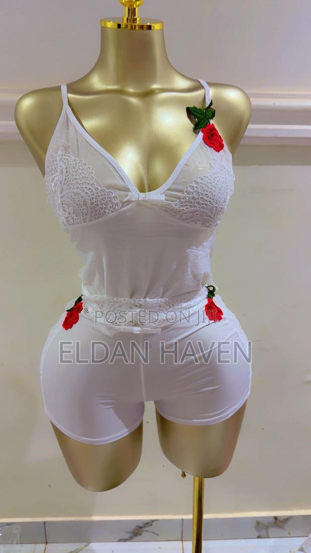 Leisure Wear With Rose Flower · Photo 3