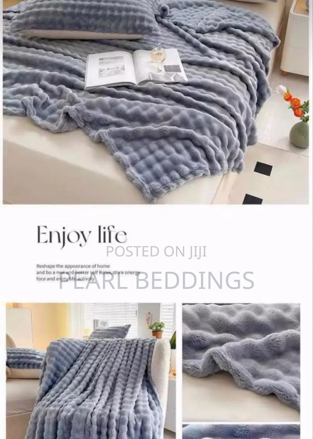Premium Luxurious Bubble Comfy Blanket With 2 Pillowcases photo 2