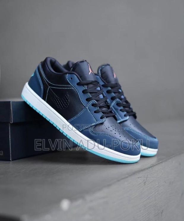 Air Jordan 1 Midnight Navy “Low” · Photo 3