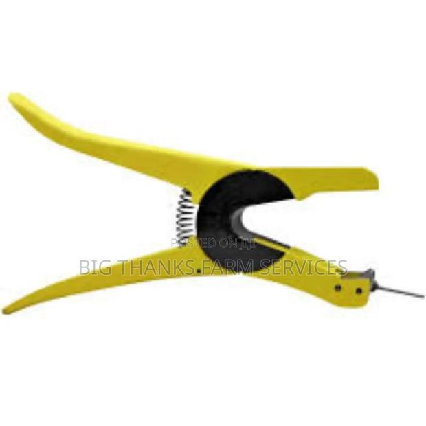 Rabbit Tag Applicator · Photo 2