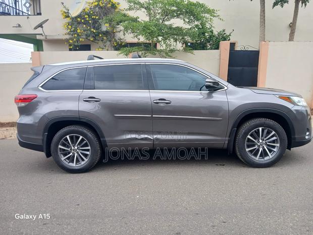 Toyota Highlander Limited 4x4 V6 (3.5L 6cyl 8A) 2018 Gray