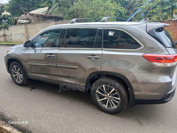 Toyota Highlander Limited 4x4 V6 (3.5L 6cyl 8A) 2018 Gray