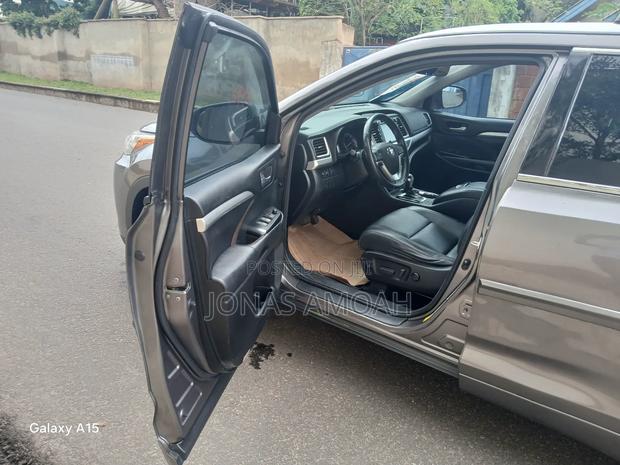 Toyota Highlander Limited 4x4 V6 (3.5L 6cyl 8A) 2018 Gray