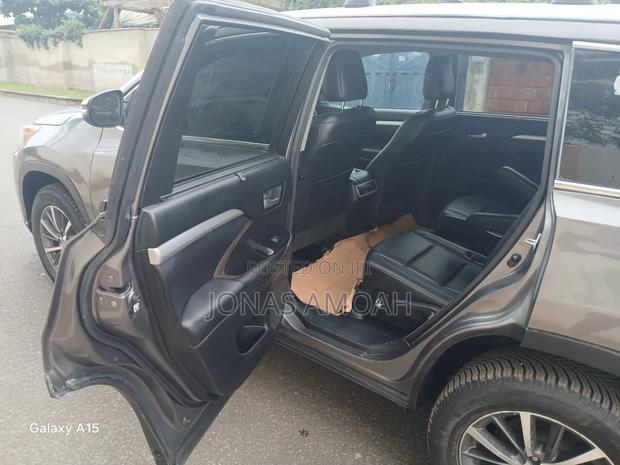 Toyota Highlander Limited 4x4 V6 (3.5L 6cyl 8A) 2018 Gray