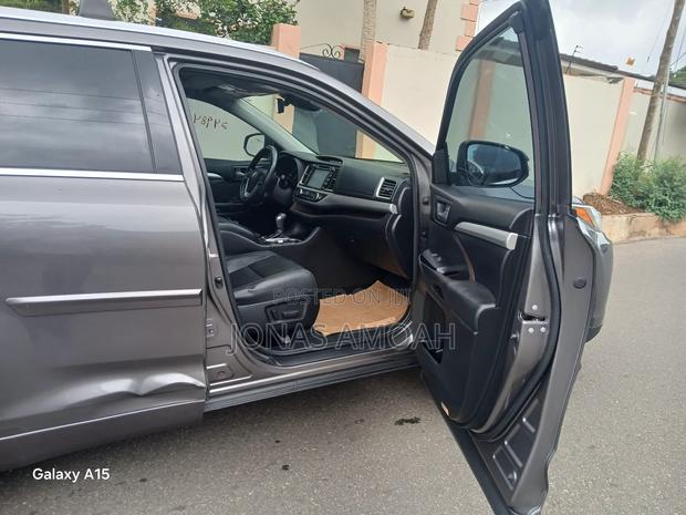 Toyota Highlander Limited 4x4 V6 (3.5L 6cyl 8A) 2018 Gray