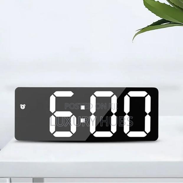 Table Top Digital Alarm Clock · Photo 3
