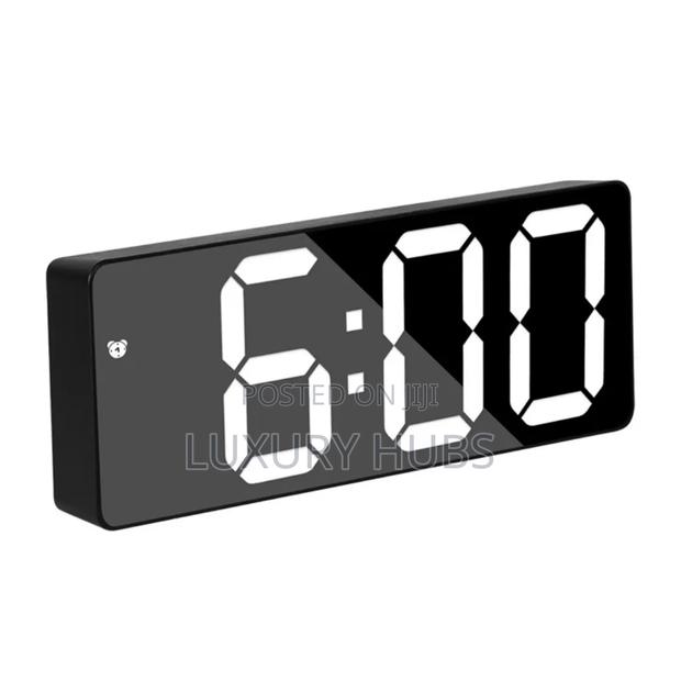 Table Top Digital Alarm Clock · Photo 4