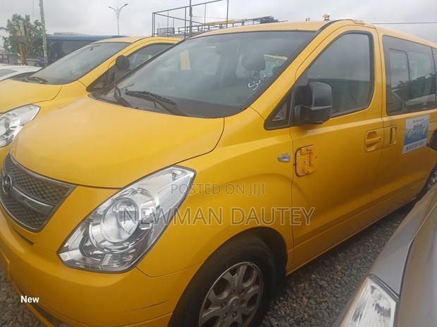 Hyundai Starex 2013 Yellow