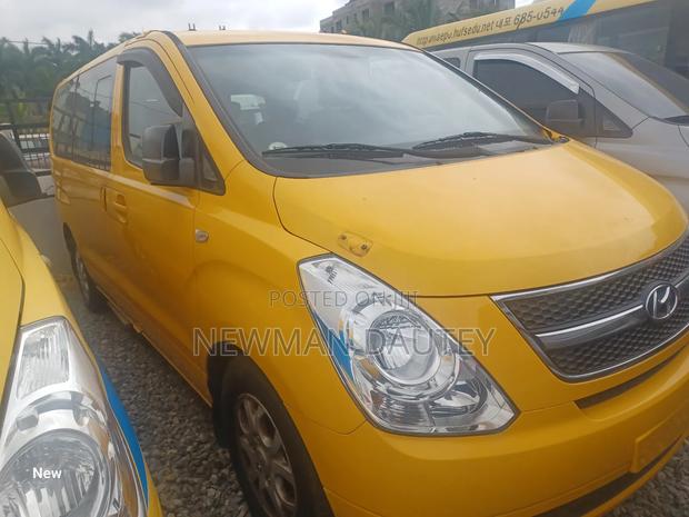 Hyundai Starex 2013 Yellow