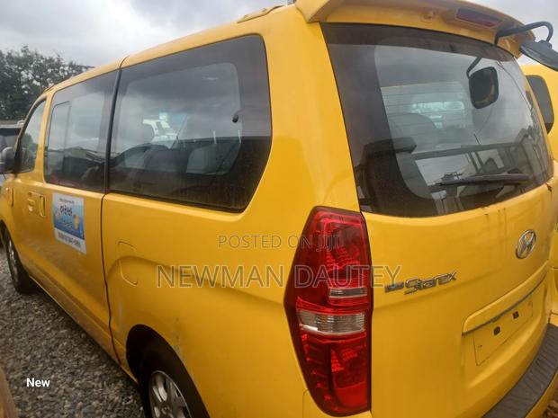 Hyundai Starex 2013 Yellow