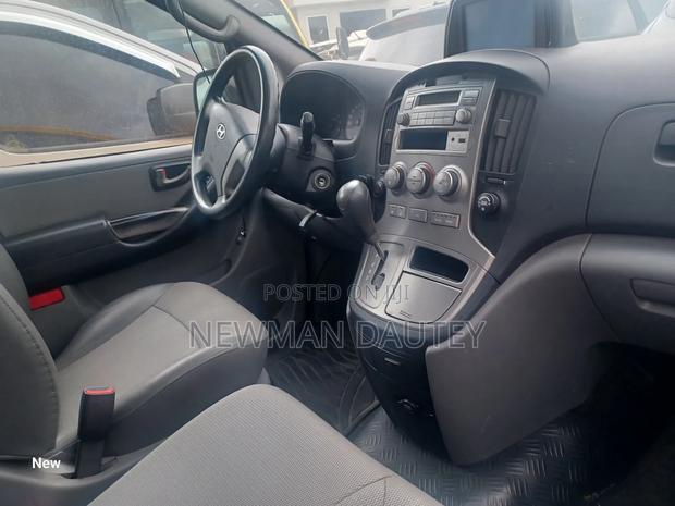 Hyundai Starex 2013 Yellow