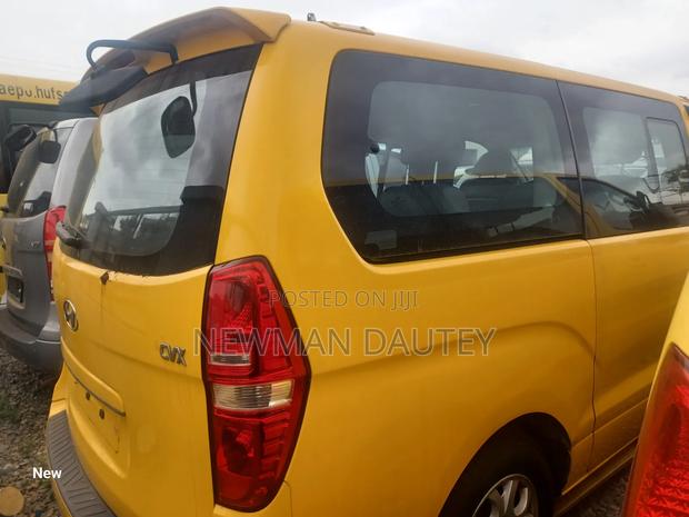 Hyundai Starex 2013 Yellow