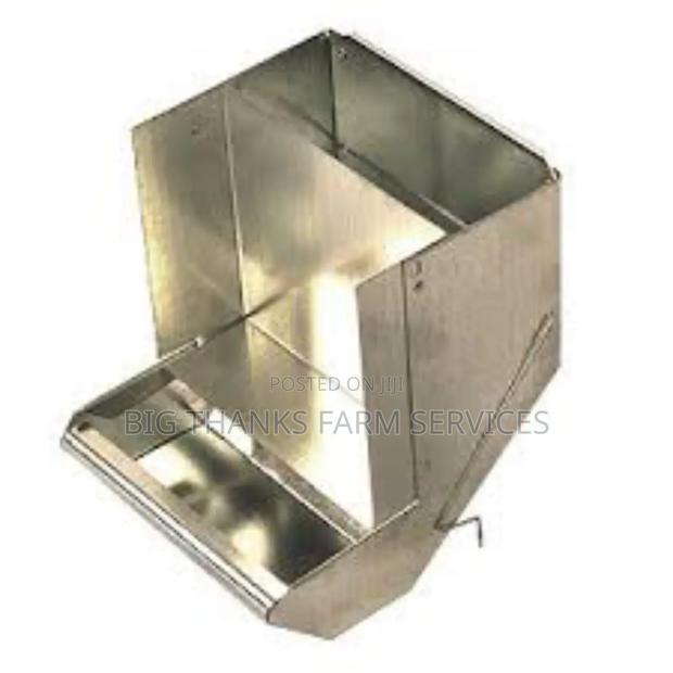 Rabbit J Feeders Both Metal & Plastics · Photo 4