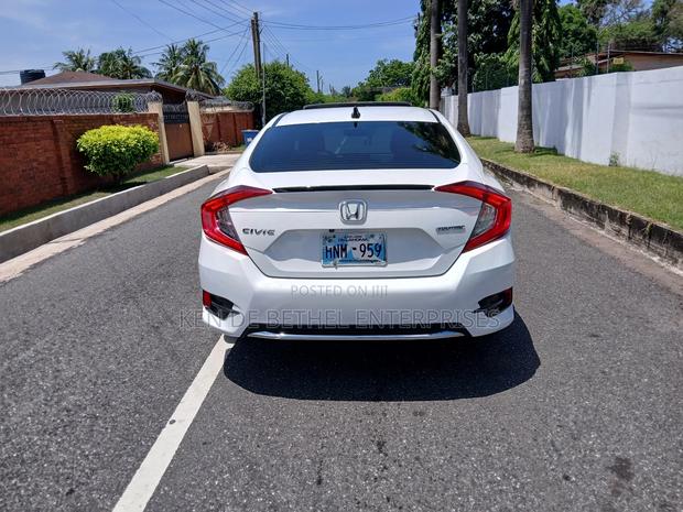 Honda Civic Touring Sedan 2019 White photo 2