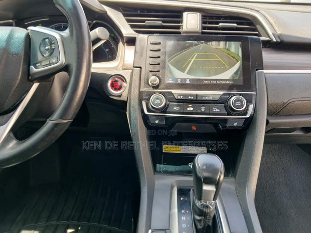 Honda Civic Touring Sedan 2019 White photo 3