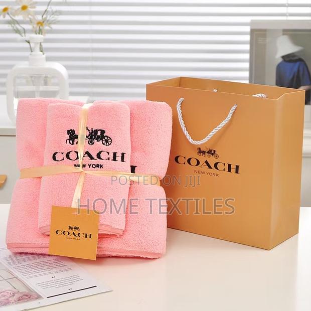 Pink Bath Towel And Pink Salon Towel · Photo 2