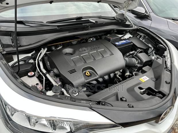 Toyota C-HR XLE 2022 White photo 11