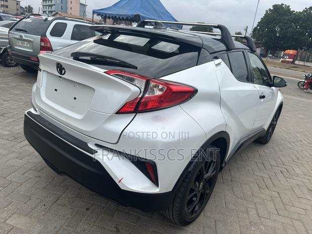 Toyota C-HR XLE 2022 White photo 10