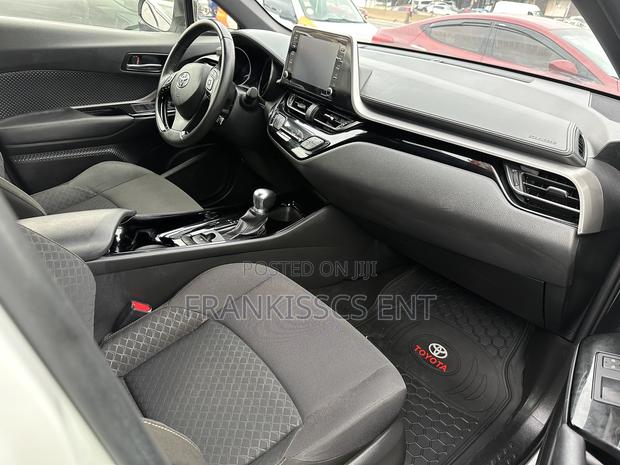 Toyota C-HR XLE 2022 White photo 14