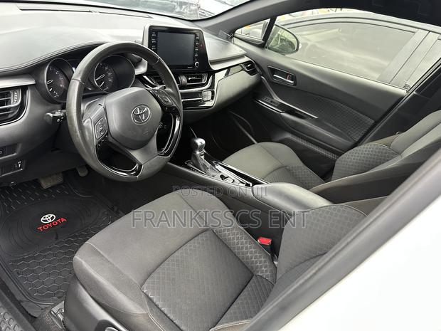 Toyota C-HR XLE 2022 White photo 6