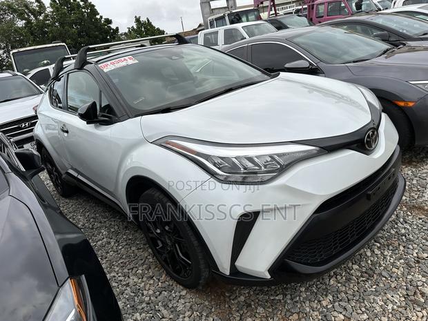Toyota C-HR XLE 2022 White photo 18