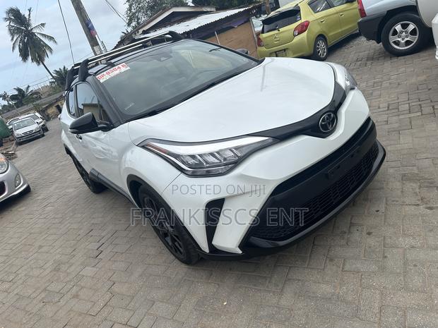 Toyota C-HR XLE 2022 White photo 3