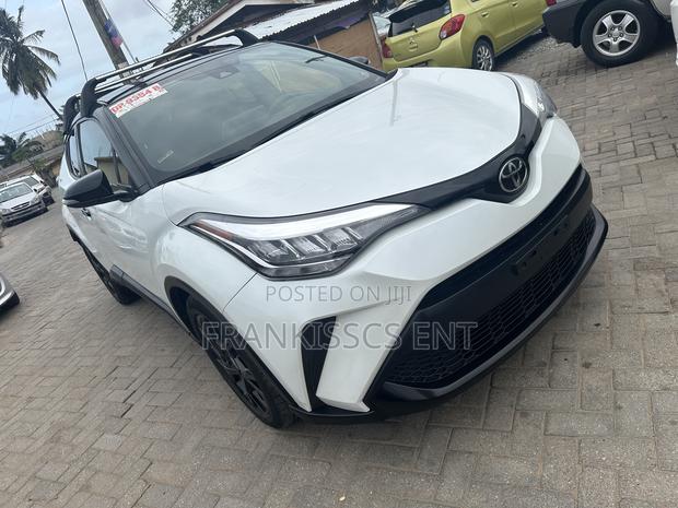 Toyota C-HR XLE 2022 White photo 9