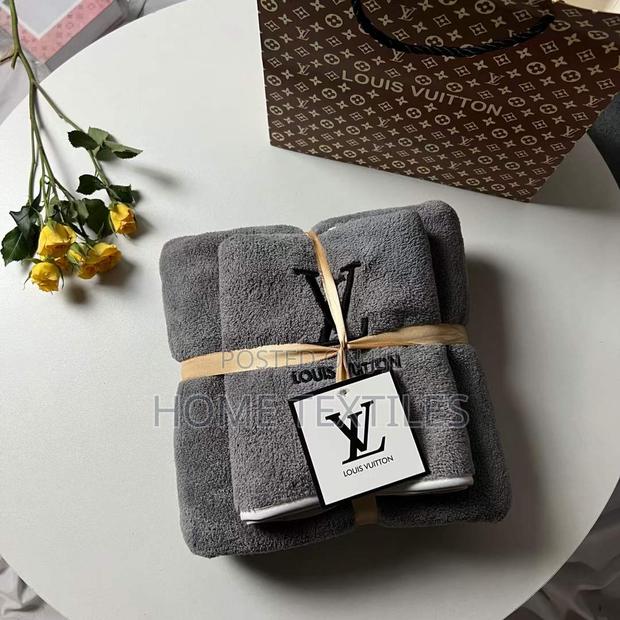 2 Pieces Dark Grey Louis Vuitton Towels · Photo 2