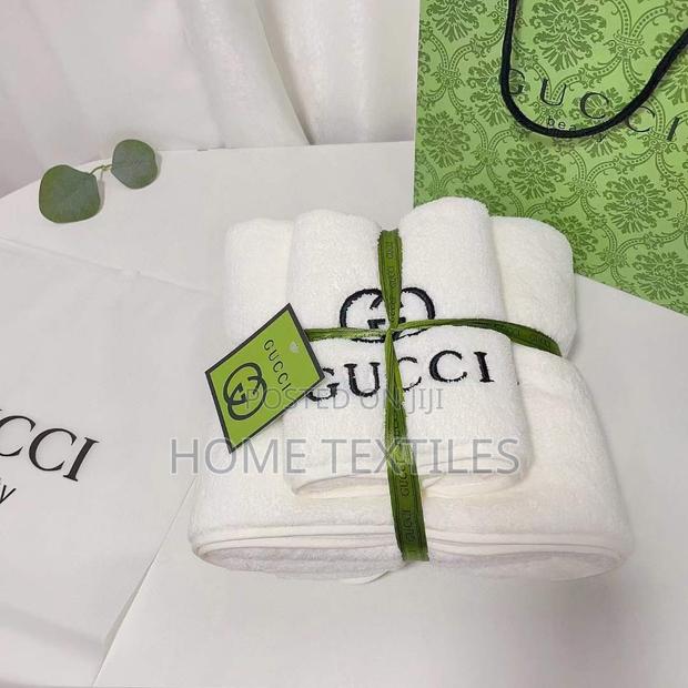 2 Pieces White Gucci Towels · Photo 2