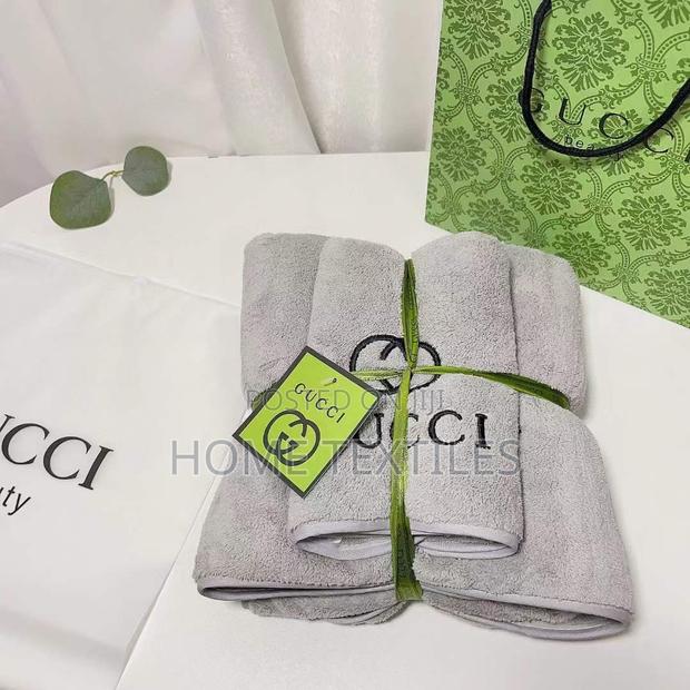 2 Pieces Gucci Gift Package Towels · Photo 2