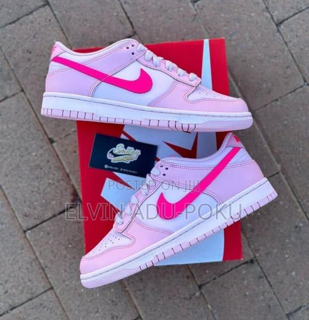 Nike Dunk Low "Triple Pink" Sneakers · Photo 3