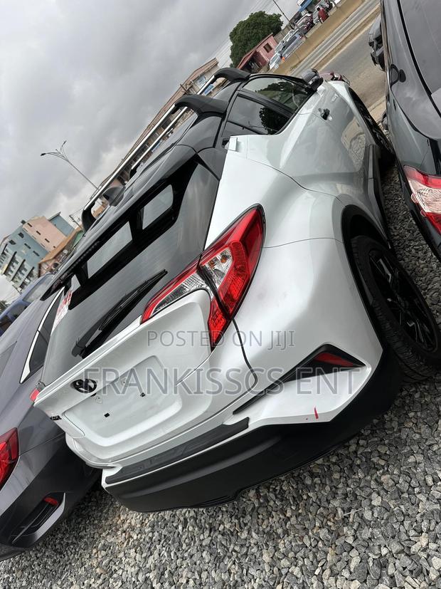 Toyota C-HR XLE 2022 White photo 13